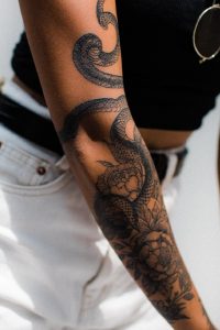 Tatouage avant-bras femme serpent