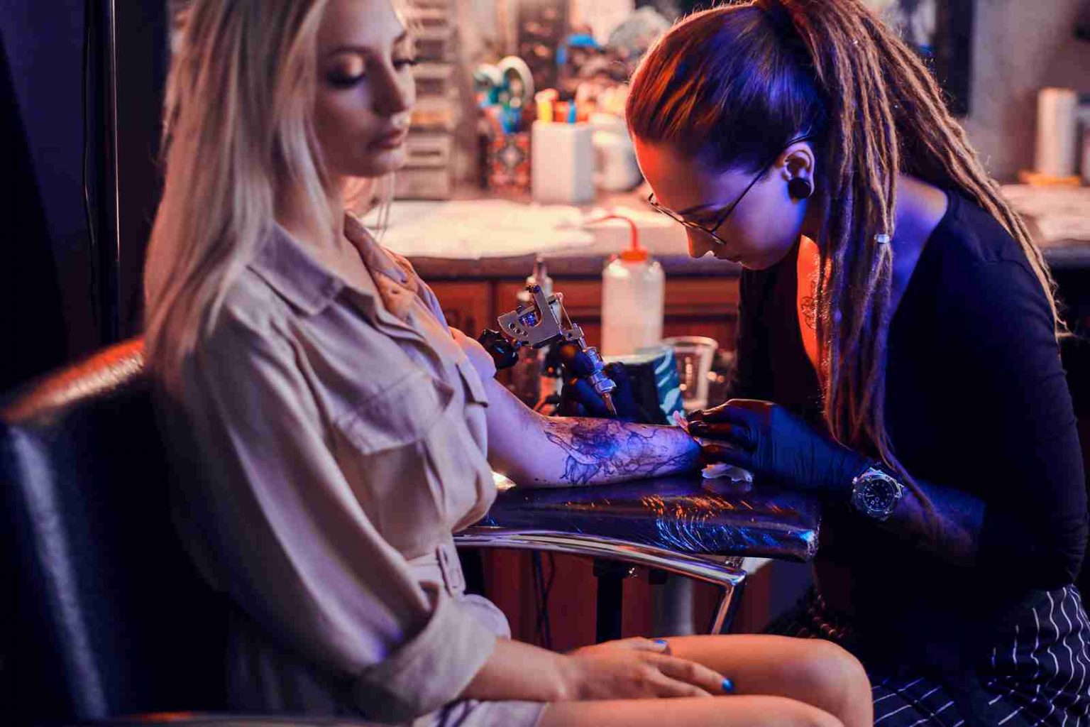 Tatouage bras femme - avant bras - motifs - significations - prix