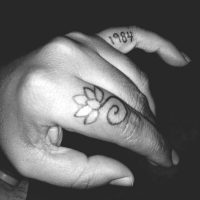 tattoo doigts date femme
