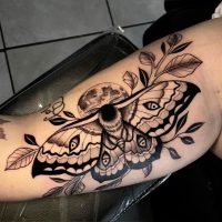 Papillon de nuit tatouage femme